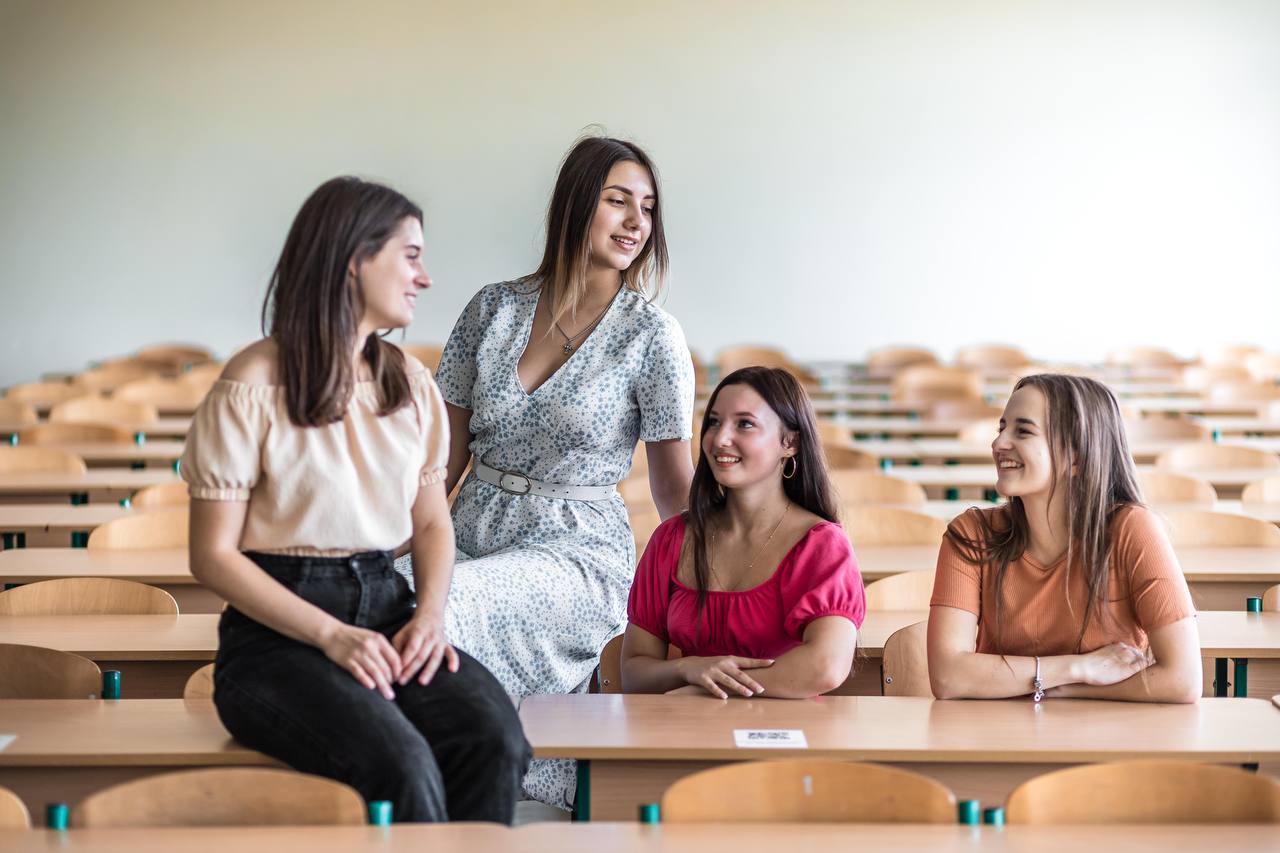 Чотири студентки VIPstudy в університетській аудиторії